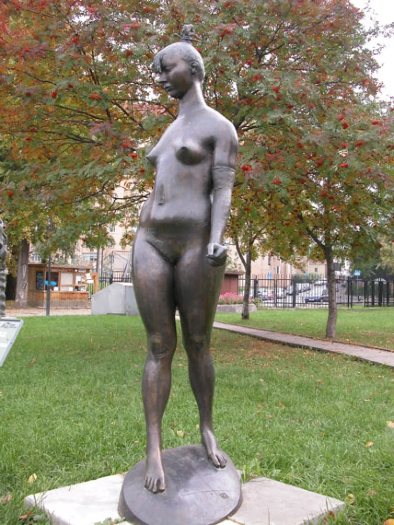 Beautiful and welldressed
bronze 230x80x70cm
2004
