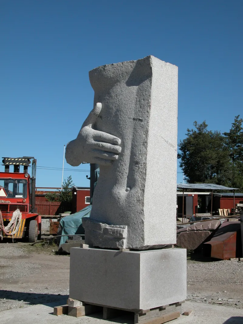 Alive
granite, 215,110,65cm
2006