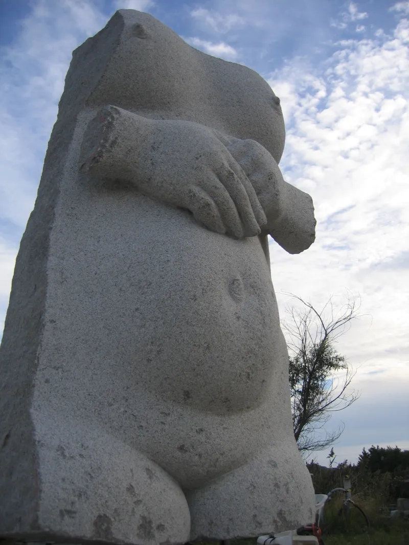 Pregnancy
granite, 220x110x65cm
2005