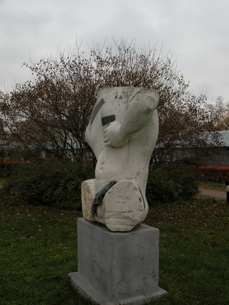 To defenders of Moscow
stone, bronse, 170x125x60 cm
1998
