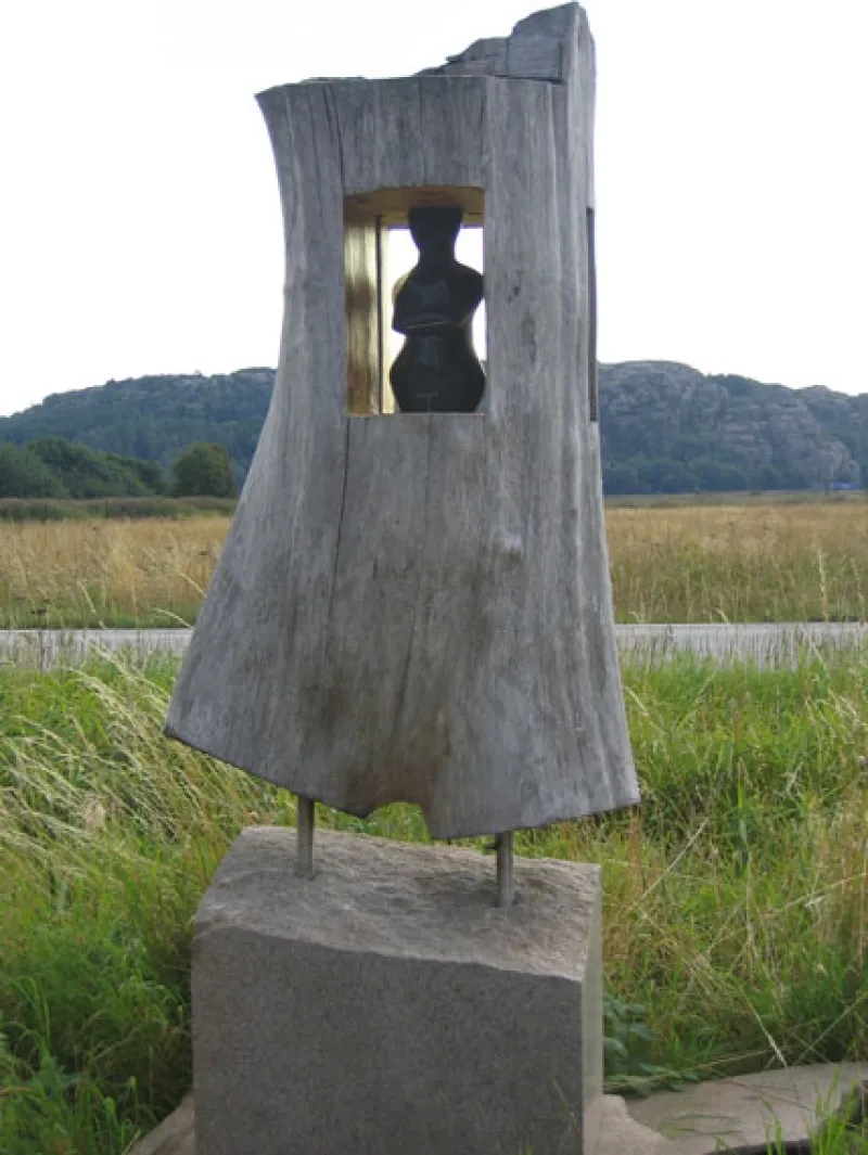 Golden room
wood, diabase, 220x60x50cm
2002