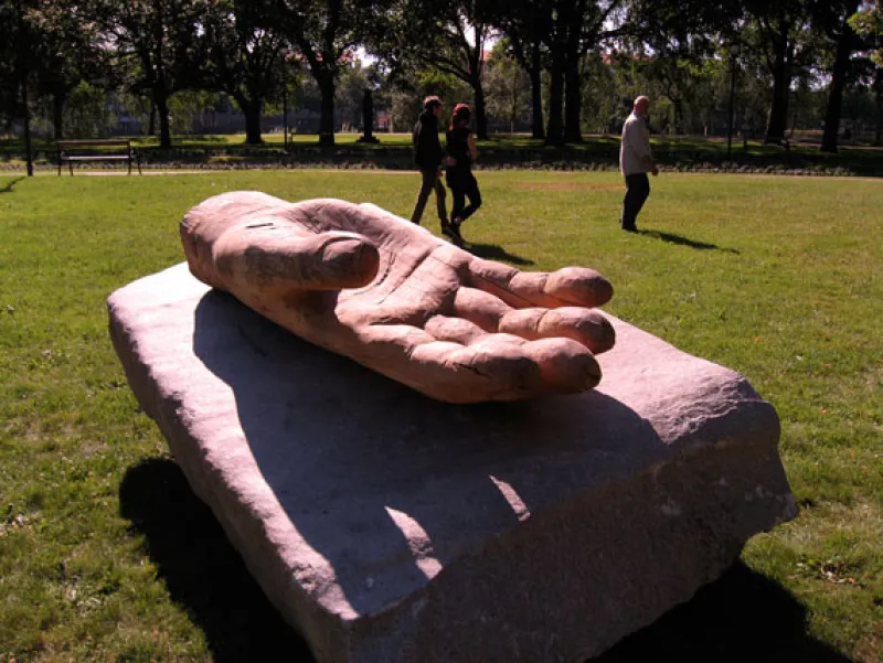 Sacrifice
oak and granite, 320x150x150 cm
Stenungsundshem, Bergsvägen, Stenungsund
2008