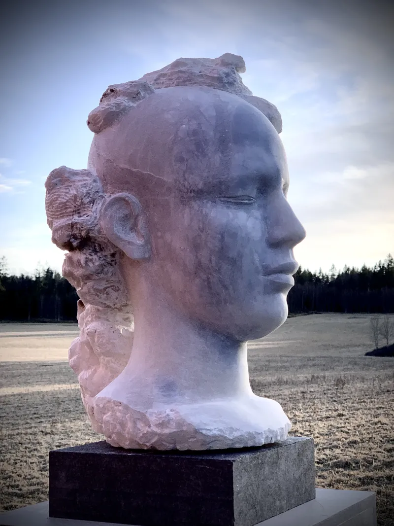The girl full of visions, 45x30x25 cm, alabaster.