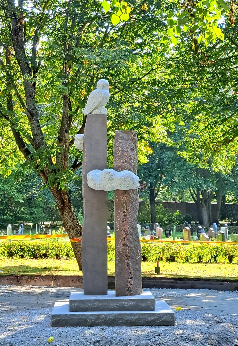 Portal mot himlen, 345x170x170 cm, röd, grå och vit granit. Norra Kyrkogården, Örebro, 2025. Tillsammans med Ann Carlsson Korneev